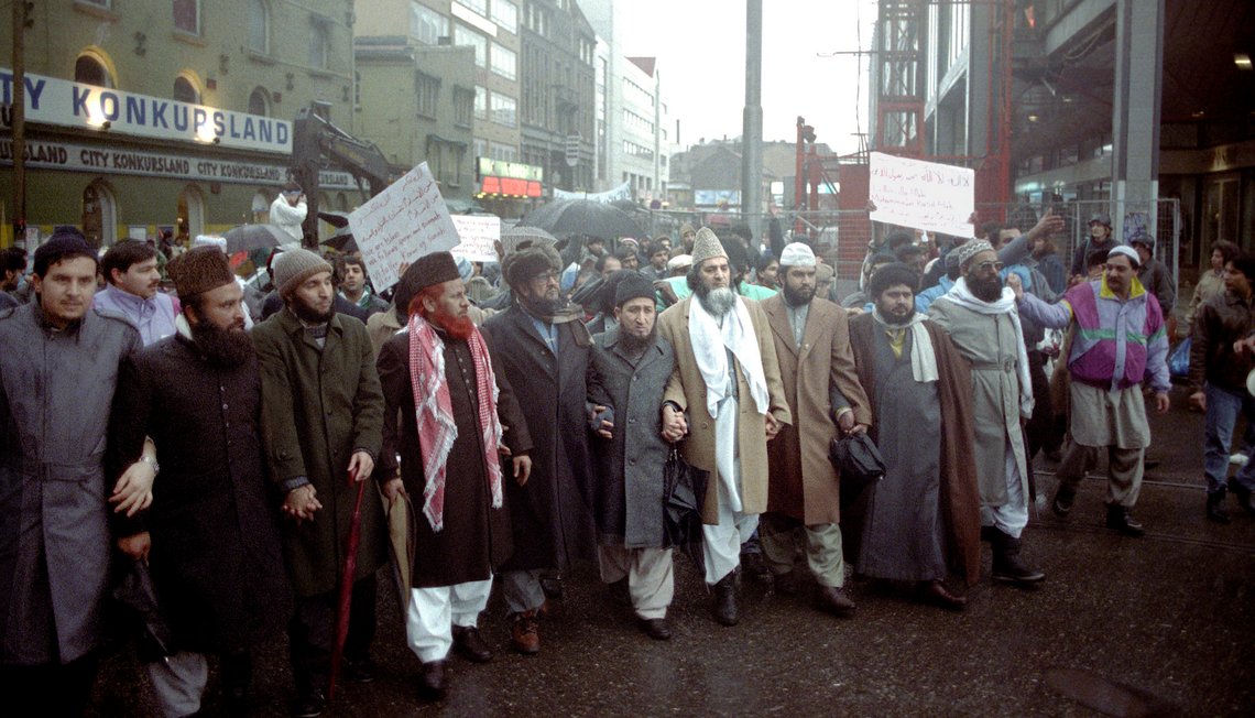OSLO 19890226: Muslimer i Norge demonstrerer i Oslo mot at Salman Rushdies bok "Sataniske vers" skal gis ut på norsk.Foto: Bjørn-Owe Holmberg NTB / SCANPIX OSLO 19890226: Muslimer i Norge demonstrerer i Oslo mot at Salman Rushdies bok "Sataniske vers" skal gis ut på norsk.Foto: Bjørn-Owe Holmberg NTB / SCANPIX