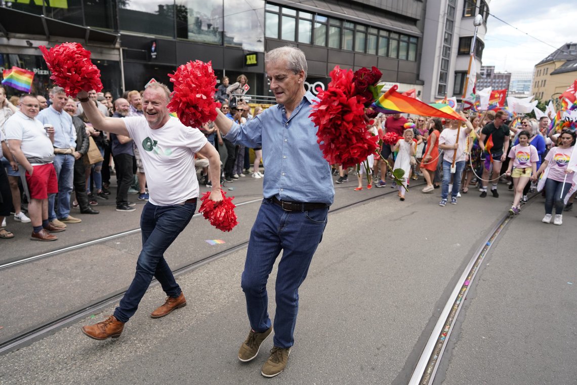 Oslo 20190622.
Oslo Pride Parade 2019. Paraden går fra Grønland til Pride Park i Spikersuppa i Oslo sentrum.
Partileder i Arbeiderpartiet Jonas Gahr Støre og
byrådsleder i Oslo Raymond Johansen (Ap), svinger seg i takt med musikken.
Foto: Fredrik Hagen / NTB scanpix Oslo 20190622.
Oslo Pride Parade 2019. Paraden går fra Grønland til Pride Park i Spikersuppa i Oslo sentrum.
Partileder i Arbeiderpartiet Jonas Gahr Støre og
byrådsleder i Oslo Raymond Johansen (Ap), svinger seg i takt med musikken.
Foto: Fredrik Hagen / NTB scanpix