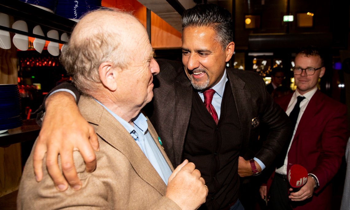 Oslo 20190909.
Nestlederne Abid Raja hilser på Odd Einar Dørum (t.v.) på Vega scene i Oslo hvor Venstres har sin valgvake under kommune- og fylkestingsvalget 2019.
Foto: Tore Meek / NTB scanpix Oslo 20190909.
Nestlederne Abid Raja hilser på Odd Einar Dørum (t.v.) på Vega scene i Oslo hvor Venstres har sin valgvake under kommune- og fylkestingsvalget 2019.
Foto: Tore Meek / NTB scanpix