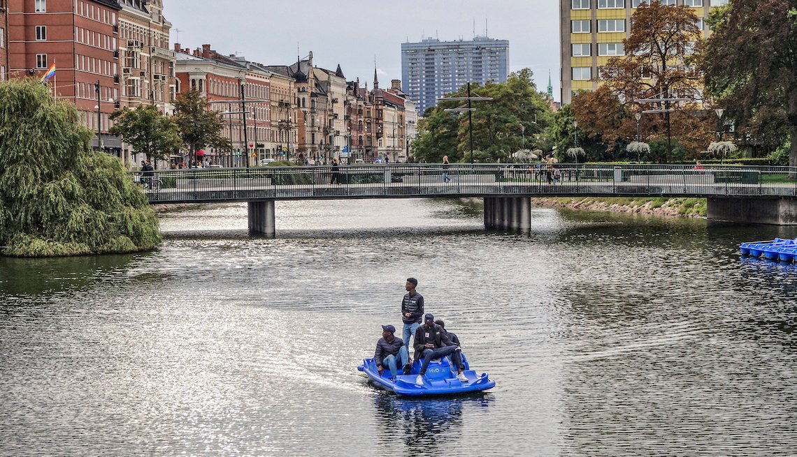 Utsikt fra Amiralsbron i Malmø, der innvandrere i stor grad preger gatebildet, også utenfor de typiske innvandrerbydelene. Foto: Bente Haarstad. Utsikt fra Amiralsbron i Malmø, der innvandrere i stor grad preger gatebildet, også utenfor de typiske innvandrerbydelene. Foto: Bente Haarstad.