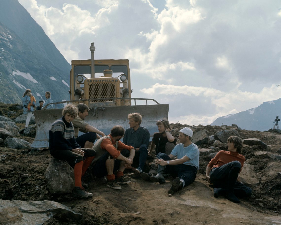 Mardøla 19700803.Etter beslutning om utbygging av østre Mardalsfossen, med Norges høyeste fossefall på 655 m, hvorav 297 m loddrett, samlet aksjonister fra samarbeidsgruppen fra "Natur og Miljøvern" seg til demonstrasjoner på fjellet midt imellom Rauma og Nesset kommuner.
Her demonstrantene foran anleggsmaskinene som de midlertidig klarte å stanse.
Foto: Erik Thorberg / NTB / Scanpix Mardøla 19700803.Etter beslutning om utbygging av østre Mardalsfossen, med Norges høyeste fossefall på 655 m, hvorav 297 m loddrett, samlet aksjonister fra samarbeidsgruppen fra "Natur og Miljøvern" seg til demonstrasjoner på fjellet midt imellom Rauma og Nesset kommuner.
Her demonstrantene foran anleggsmaskinene som de midlertidig klarte å stanse.
Foto: Erik Thorberg / NTB / Scanpix