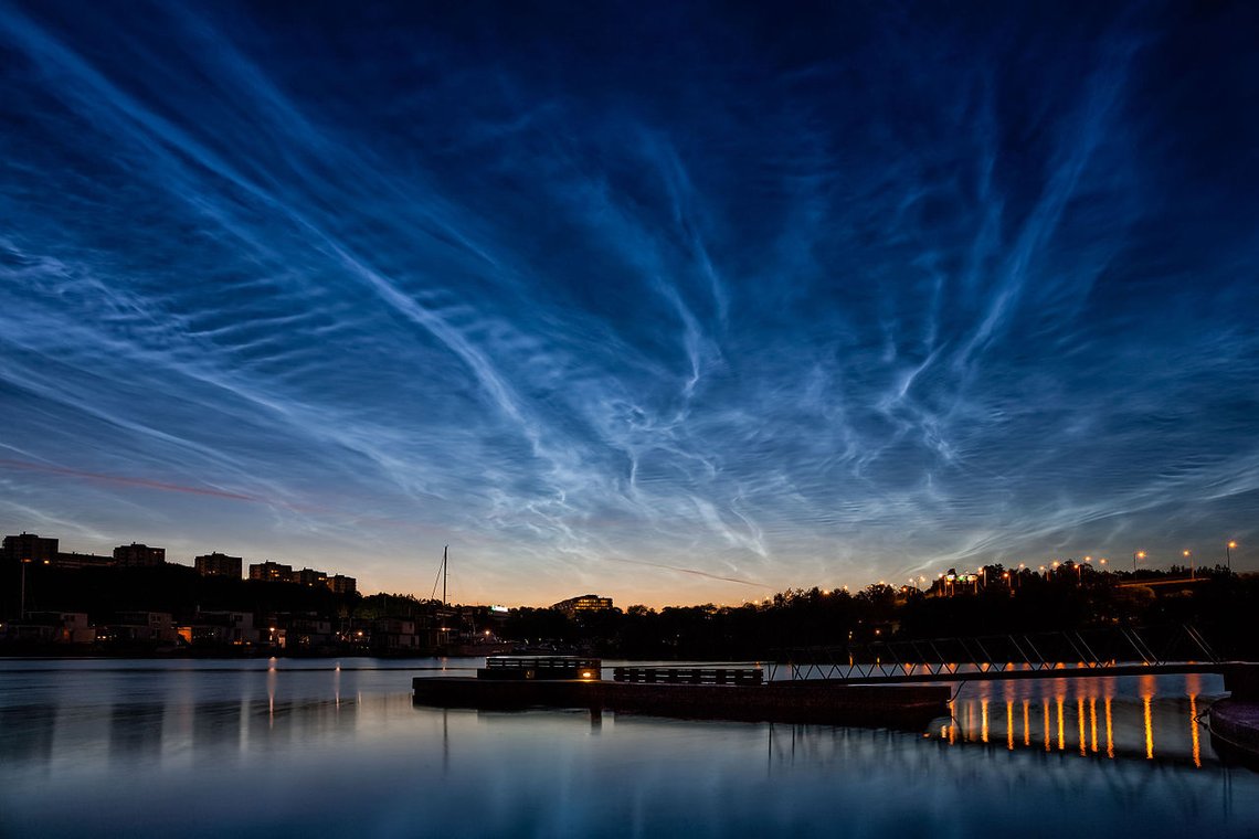 Noctiluente skyer over Stockholm den 12. juli 2014. Foto: Kevin (KEEPIL) Cho / Wikimedia Commons. Noctiluente skyer over Stockholm den 12. juli 2014. Foto: Kevin (KEEPIL) Cho / Wikimedia Commons.