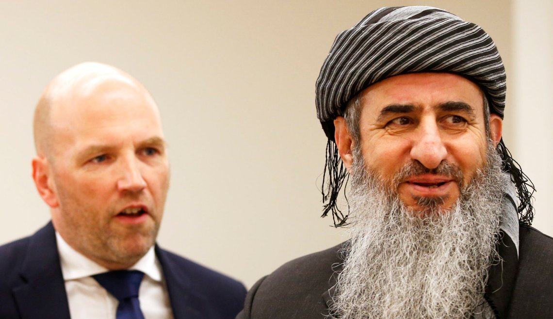 Oslo 20160609.
Mulla Krekar (t.h.) og hans advokat Brynjar Meling møter opp i Oslo tingrett torsdag morgen, hvor PSTs utleveringsbegjæring til Italia skal behandles de neste fem dagene. Krekar er siktet for terrorplanlegging i Italia, og politiet der mener han leder organisasjonen Rawti Shax.
Foto: Lise Åserud / NTB scanpix Oslo 20160609.
Mulla Krekar (t.h.) og hans advokat Brynjar Meling møter opp i Oslo tingrett torsdag morgen, hvor PSTs utleveringsbegjæring til Italia skal behandles de neste fem dagene. Krekar er siktet for terrorplanlegging i Italia, og politiet der mener han leder organisasjonen Rawti Shax.
Foto: Lise Åserud / NTB scanpix