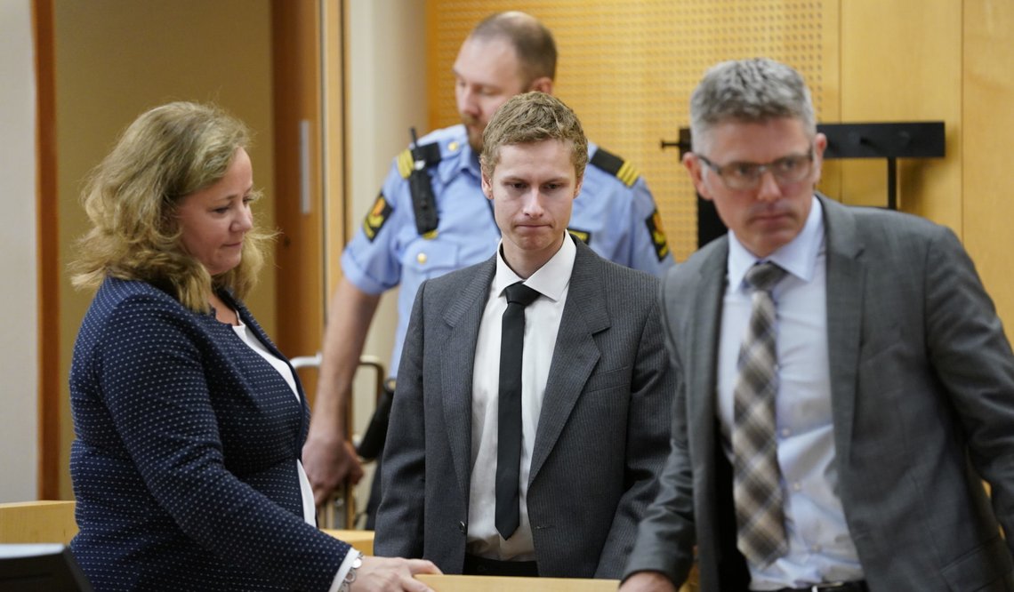 Oslo 20190909.
Draps- og terrorsiktede Philip Manshaus ankommer rettssal 127 i Oslo tingrett til et nytt fengslingsmøte. T.v. forsvarsadvokatene Unni Fries og Audun Beckstrøm (t.h.).
Foto: Heiko Junge / NTB scanpix Oslo 20190909.
Draps- og terrorsiktede Philip Manshaus ankommer rettssal 127 i Oslo tingrett til et nytt fengslingsmøte. T.v. forsvarsadvokatene Unni Fries og Audun Beckstrøm (t.h.).
Foto: Heiko Junge / NTB scanpix
