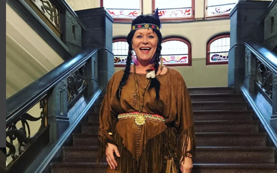 Siv Jensen fikk kjeft da hun kledte seg ut som indianer. Foto: Instagram Siv Jensen fikk kjeft da hun kledte seg ut som indianer. Foto: Instagram