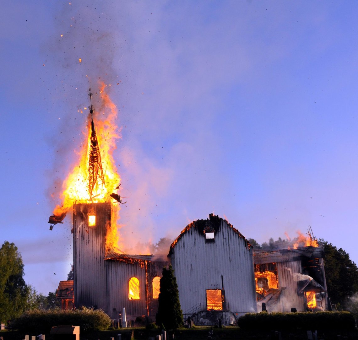VÅLER 20090529:
Våler kirke i Hedmark brant ned natt til fredag. Kirken var overtent da brannvesenet kom.
Foto Sverre Viggen / Østlendingen / SCANPIX
NB - Sperret for bruk i Hamar Arbeiderblad og Glåmdalen og deres nettsteder. VÅLER 20090529:
Våler kirke i Hedmark brant ned natt til fredag. Kirken var overtent da brannvesenet kom.
Foto Sverre Viggen / Østlendingen / SCANPIX
NB - Sperret for bruk i Hamar Arbeiderblad og Glåmdalen og deres nettsteder.