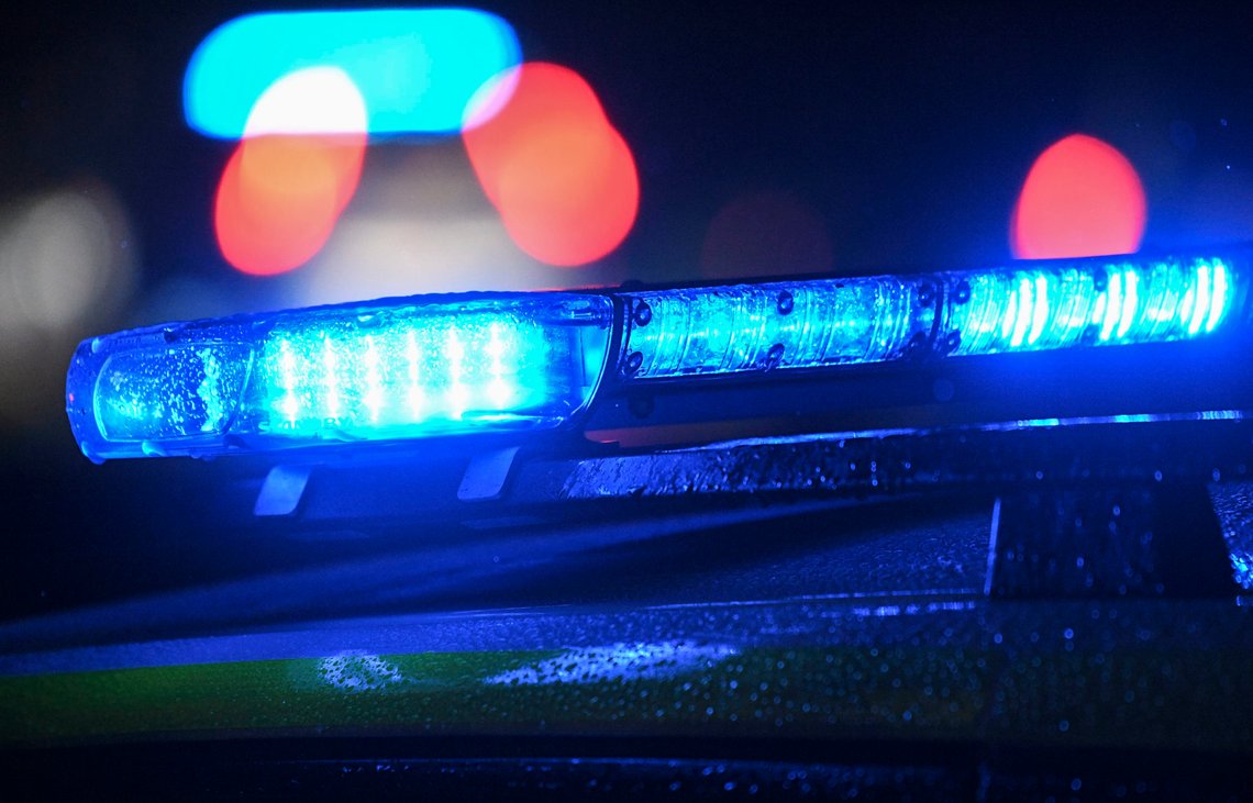 KÄVLINGE 2018-01-16
En av polisens bilar parkerad med blåljus på utmed Kävlingeån i Kävlinge på tisdagskvällen. Polisen utreder ett misstänkt mord i Kävlinge. Det rör sig om en man som hittades livlös i Kävlingeån under tisdagseftermiddagen. Han drogs upp av en polispatrull och hjärt- och lungräddning sattes in. Mannen fördes till sjukhus där det konstaterades att han avlidit, skriver polisen på sin hemsida. Platsen där mannen hittades är avspärrad. Polisen rubricerar dödsfallet som mord alternativt dråp. Ingen misstänkt är gripen, men en man har hämtats till förhör.
Foto: Johan Nilsson / TT / Kod 50090 KÄVLINGE 2018-01-16
En av polisens bilar parkerad med blåljus på utmed Kävlingeån i Kävlinge på tisdagskvällen. Polisen utreder ett misstänkt mord i Kävlinge. Det rör sig om en man som hittades livlös i Kävlingeån under tisdagseftermiddagen. Han drogs upp av en polispatrull och hjärt- och lungräddning sattes in. Mannen fördes till sjukhus där det konstaterades att han avlidit, skriver polisen på sin hemsida. Platsen där mannen hittades är avspärrad. Polisen rubricerar dödsfallet som mord alternativt dråp. Ingen misstänkt är gripen, men en man har hämtats till förhör.
Foto: Johan Nilsson / TT / Kod 50090
