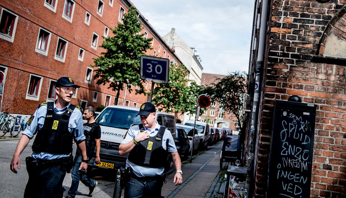 Danske politifolk og militære overvåkes via sin egen mobil. Dette kan utnyttes av kriminelle og fremmede makter. Foto: Mads Claus Rasmussen/Ritzau Scanpix Danske politifolk og militære overvåkes via sin egen mobil. Dette kan utnyttes av kriminelle og fremmede makter. Foto: Mads Claus Rasmussen/Ritzau Scanpix