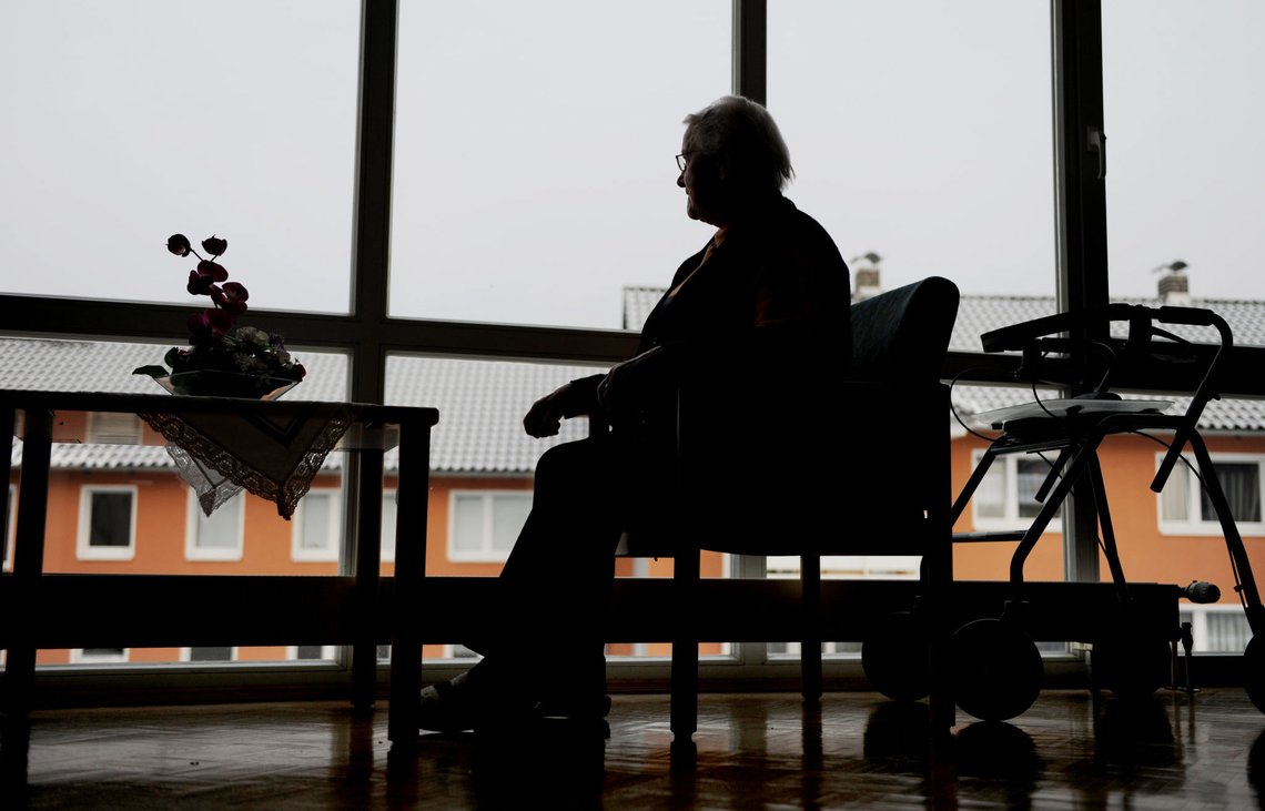 Gammel kvinne sitter på en stol og ser ut av vinduet. Alderdom. Tiden går. Tiden flyr. Årene går. Bli gammel. Eldes. På sykehjem. Gamlehjem. Tenker. Undrer. Savn. Savner. Ensom. Trist.
Senior woman is sitting on a chair looking out of the window.
Foto: Frank May / NTB scanpix
NB! MODELLKLARERT Gammel kvinne sitter på en stol og ser ut av vinduet. Alderdom. Tiden går. Tiden flyr. Årene går. Bli gammel. Eldes. På sykehjem. Gamlehjem. Tenker. Undrer. Savn. Savner. Ensom. Trist.
Senior woman is sitting on a chair looking out of the window.
Foto: Frank May / NTB scanpix
NB! MODELLKLARERT