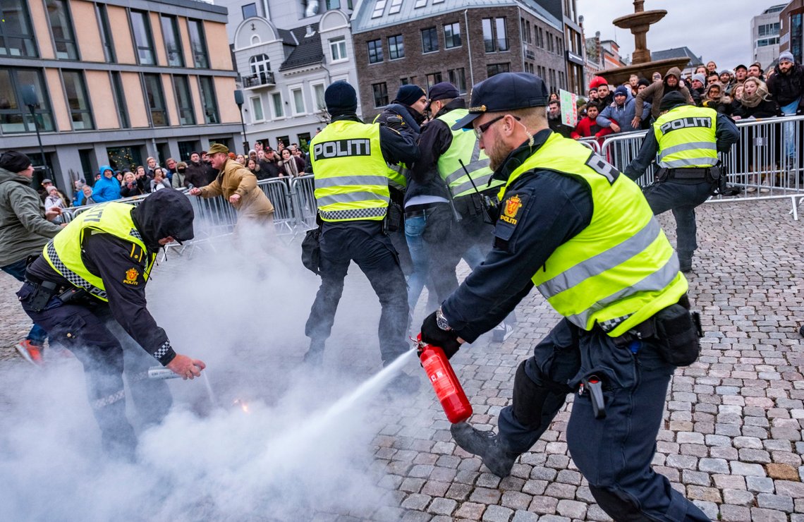 Sian brenner Koranen i Kristiansand 16. november 2019, politiet forsøker å slokke. Lars Thorsen i bakgrunnen. Foto: Tor Erik Schrøder / NTB Sian brenner Koranen i Kristiansand 16. november 2019, politiet forsøker å slokke. Lars Thorsen i bakgrunnen. Foto: Tor Erik Schrøder / NTB