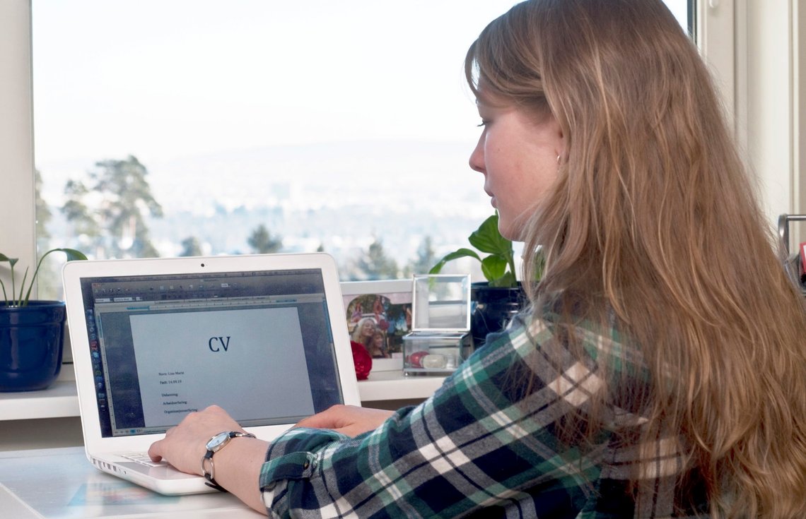 Oslo 20110213. Ungdom og studenter som skal søke sommerjobb bør bruke tid og omtanke når de komponerer sin CV og jobbsøknad, anbefaler ekspertene.
Foto: Per Løchen / Scanpix Oslo 20110213. Ungdom og studenter som skal søke sommerjobb bør bruke tid og omtanke når de komponerer sin CV og jobbsøknad, anbefaler ekspertene.
Foto: Per Løchen / Scanpix