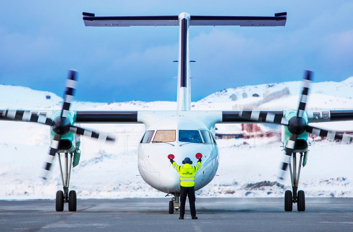 Hammerfest 20190409.
Et fly fra Widerøe dirigeres på rullebanen på Hammerfest flyplass. Flytrafikk, Dash 8, propellfly.
Foto: Ole Berg-Rusten / NTB Scanpix Hammerfest 20190409.
Et fly fra Widerøe dirigeres på rullebanen på Hammerfest flyplass. Flytrafikk, Dash 8, propellfly.
Foto: Ole Berg-Rusten / NTB Scanpix