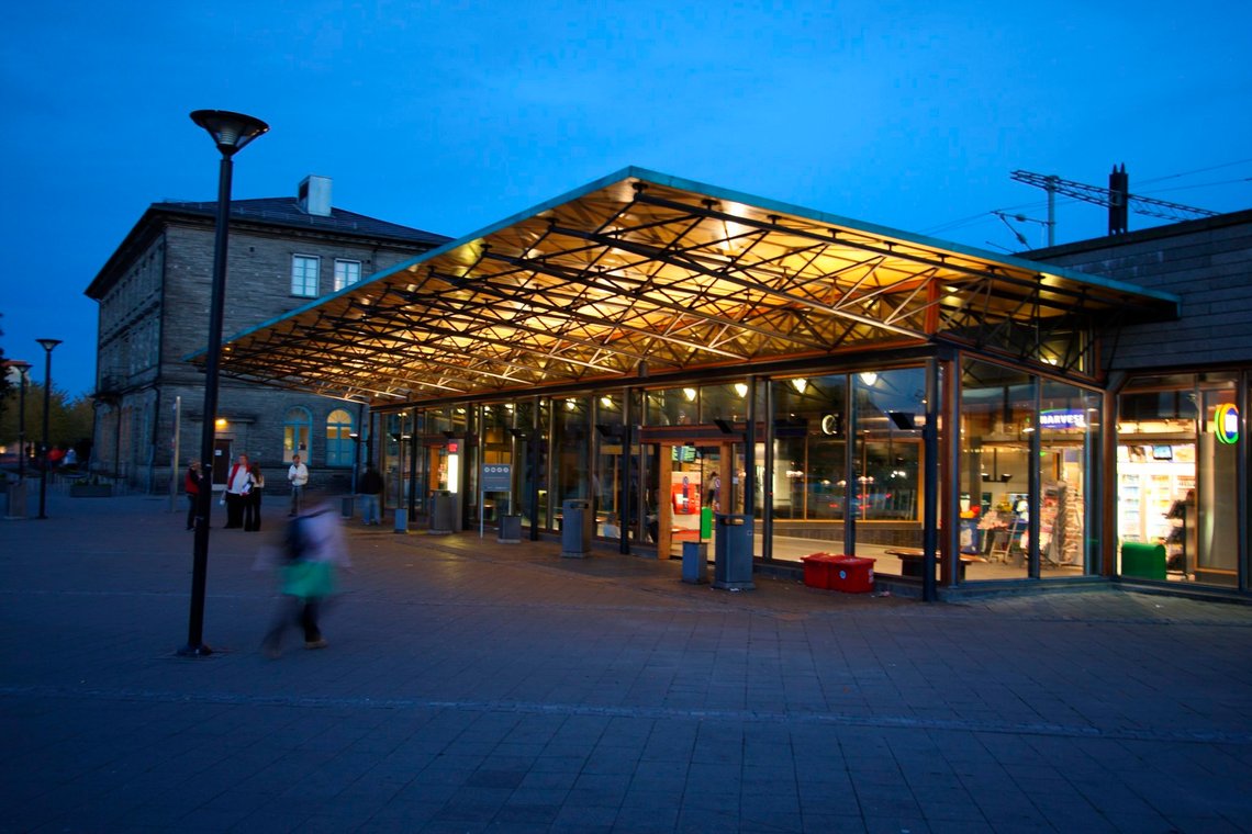 Inngangspartiet til Lillestrøm stasjon i skumringen. Folk i farta. Togstasjon. Natt i miljø. Skedsmo.
Foto: © Henrik Strømstad / Samfoto Inngangspartiet til Lillestrøm stasjon i skumringen. Folk i farta. Togstasjon. Natt i miljø. Skedsmo.
Foto: © Henrik Strømstad / Samfoto