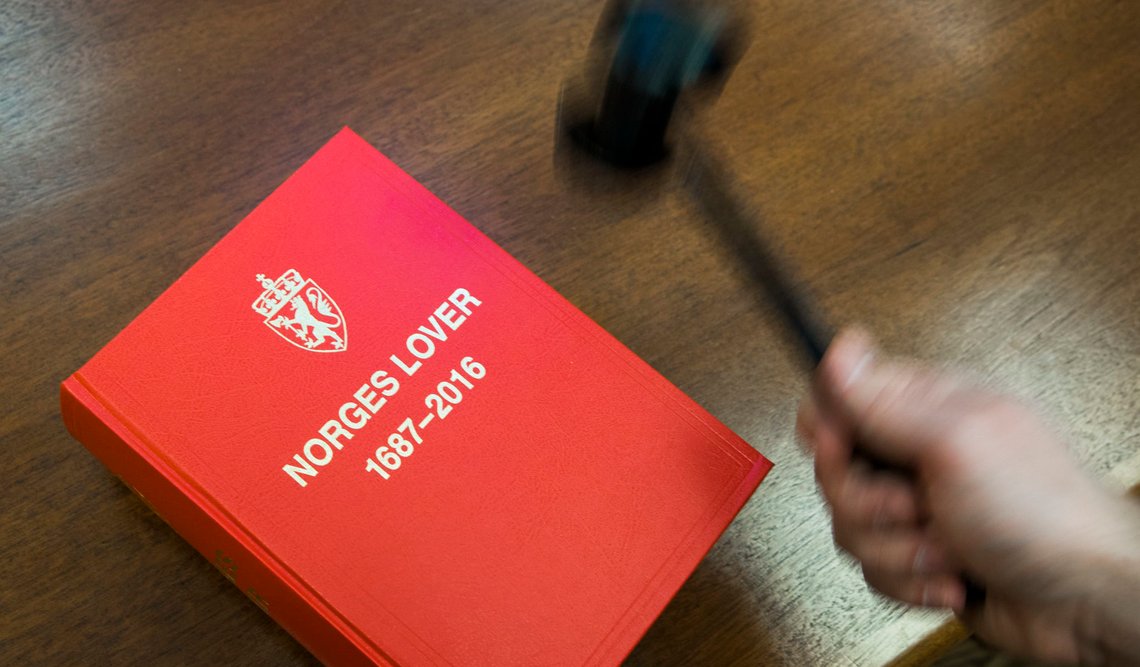 OSLO 20171124.
Oslo Tinghus. Norges lover, klubbe.
Foto: Berit Roald / NTB scanpix OSLO 20171124.
Oslo Tinghus. Norges lover, klubbe.
Foto: Berit Roald / NTB scanpix
