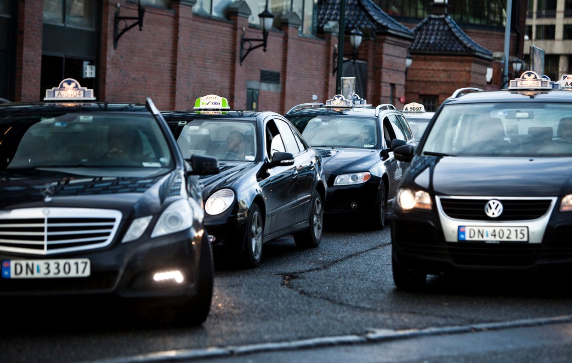 Oslo 20101029.
Statistisk Sentralbyrå melder at drosjeaktiviteten målt som antall turer, antall timer med passasjer og opptatte kilometer, gikk ned i 2. kvartal 2010, sammenliknet med 2. kvartal i fjor. Omsetningen holder seg derimot stabil.
Foto: Aleksander Andersen / Scanpix Oslo 20101029.
Statistisk Sentralbyrå melder at drosjeaktiviteten målt som antall turer, antall timer med passasjer og opptatte kilometer, gikk ned i 2. kvartal 2010, sammenliknet med 2. kvartal i fjor. Omsetningen holder seg derimot stabil.
Foto: Aleksander Andersen / Scanpix