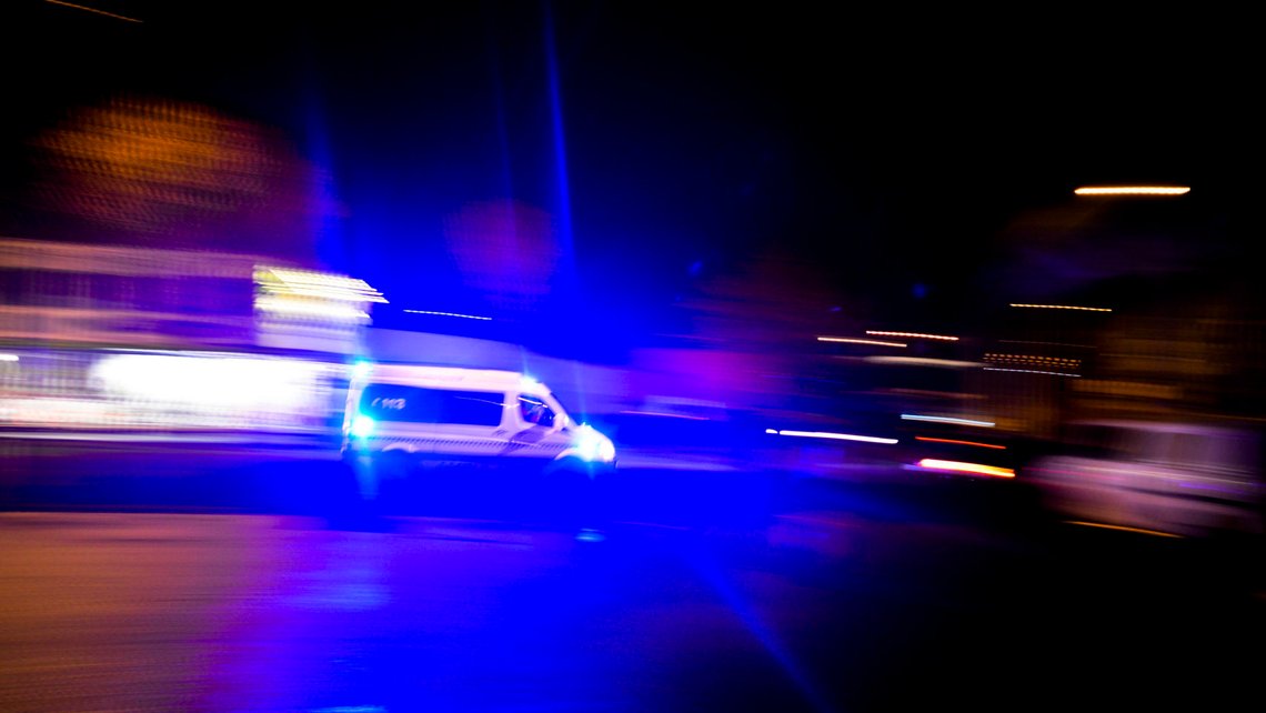 Ambulanse under utrykning med blålys i mørket, blått gjenskinn i våt asfalt og bevegelsesuskarphet i lys og omgivelser. Haugesund, Rogaland. Foto: © Steinar Haugberg / Samfoto Ambulanse under utrykning med blålys i mørket, blått gjenskinn i våt asfalt og bevegelsesuskarphet i lys og omgivelser. Haugesund, Rogaland. Foto: © Steinar Haugberg / Samfoto