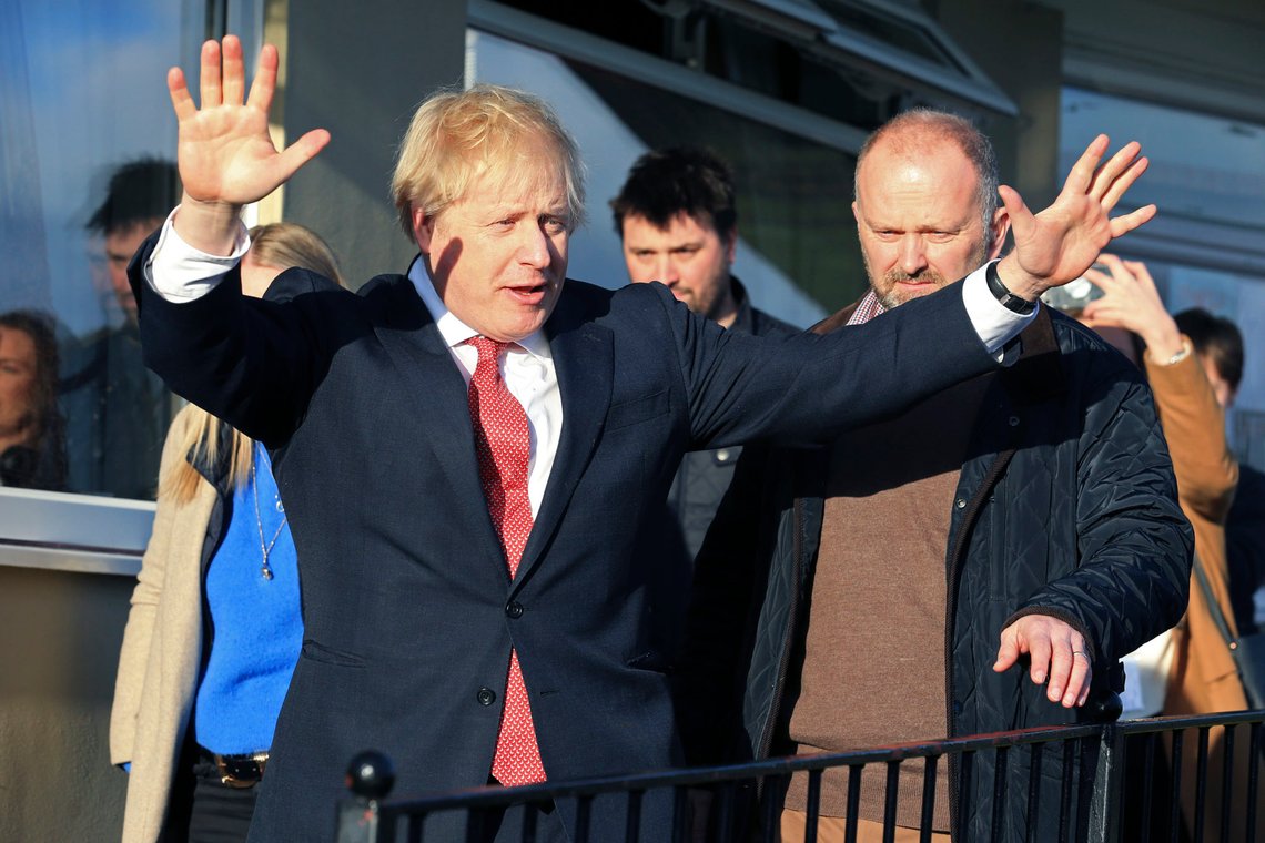 Statsminister Boris Johnson var lørdag på besøk i Sedgefield i nordøst-England der han møtte noen av sine ferske folkevalgte og andre tilhengere. Her lovte han at Parlamentet skal stemme over brexitavtalen hans før jul. Foto: AP / NTB Scanpix Statsminister Boris Johnson var lørdag på besøk i Sedgefield i nordøst-England der han møtte noen av sine ferske folkevalgte og andre tilhengere. Her lovte han at Parlamentet skal stemme over brexitavtalen hans før jul. Foto: AP / NTB Scanpix