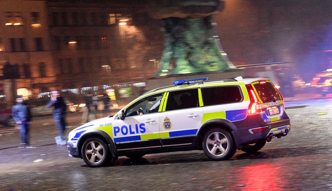 MALMÖ 2017-01-01
Hög polisnärvaro under nyårsfirandet på Möllevångstorget i Malmö. På torget finns från och med detta nyår övervakningskameror och belysning som gör att polisen kan lysa upp vald del av torget i brottsförebyggande syfte.
Foto: Johan Nilsson / TT / Kod 50090 MALMÖ 2017-01-01
Hög polisnärvaro under nyårsfirandet på Möllevångstorget i Malmö. På torget finns från och med detta nyår övervakningskameror och belysning som gör att polisen kan lysa upp vald del av torget i brottsförebyggande syfte.
Foto: Johan Nilsson / TT / Kod 50090