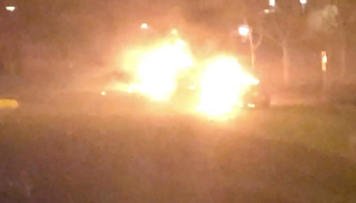 Stillbilde fra leservideo i Expressen viser to brennende biler i Helsingborg. Stillbilde fra leservideo i Expressen viser to brennende biler i Helsingborg.