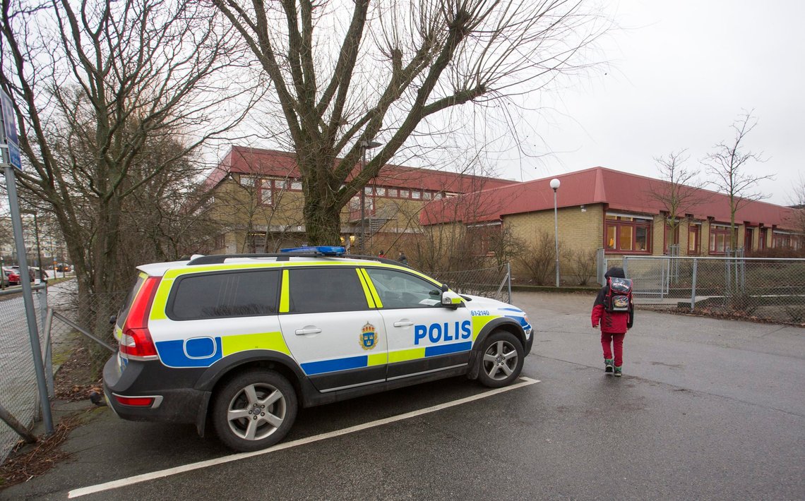 MALMÖ 2015-03-02
På Värner Rydénskolan i Malmö hålls i dag krismöten med skolledning och personal. Våld och hot på skolan gjorde att lärarfackens skyddsombud i fredags tog det drastiska beslutet att stänga skolan, men målet är att öppna igen i morgon. Polis har kallats in för att se till att högstadieeleverna lämnar skolan efter infomötet.
Foto:Drago Prvulovic / TT / Kod 70040 MALMÖ 2015-03-02
På Värner Rydénskolan i Malmö hålls i dag krismöten med skolledning och personal. Våld och hot på skolan gjorde att lärarfackens skyddsombud i fredags tog det drastiska beslutet att stänga skolan, men målet är att öppna igen i morgon. Polis har kallats in för att se till att högstadieeleverna lämnar skolan efter infomötet.
Foto:Drago Prvulovic / TT / Kod 70040
