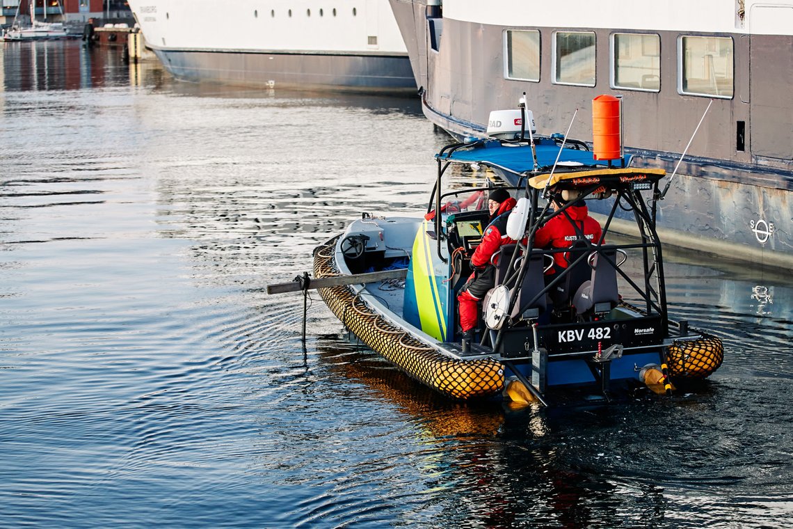 LANDSKRONA, SVERIGE 20191227.
Svensk politi har mistanke om at det har skjedd noe kriminelt med en en 43 år gammel norsk kvinne som har vært savnet siden julaften. Kvinnen var da med en mann på en pub i Landskrona og ble sist sett ved kaien Skeppsbroen i byen. Kystvakten driver søk med dykkere i havnen.
Foto: Anders Bjurö/TT / NTB scanpix LANDSKRONA, SVERIGE 20191227.
Svensk politi har mistanke om at det har skjedd noe kriminelt med en en 43 år gammel norsk kvinne som har vært savnet siden julaften. Kvinnen var da med en mann på en pub i Landskrona og ble sist sett ved kaien Skeppsbroen i byen. Kystvakten driver søk med dykkere i havnen.
Foto: Anders Bjurö/TT / NTB scanpix