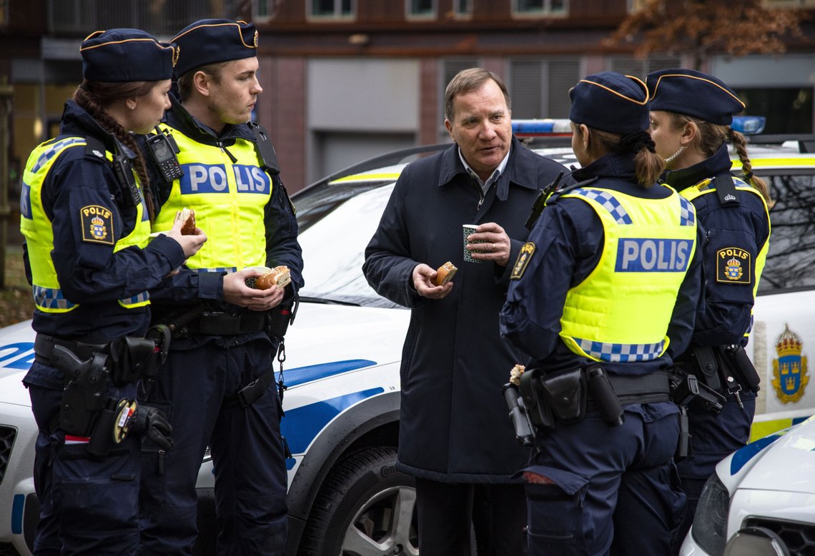 GÖTEBORG 2019-11-19 Statsminister Stefan Löfven (S) är på Sverigeturné. Här tar han en fika med poliser i Göteborg. Foto: Lotte Fernvall
(c) FERNVALL LOTTE / Aftonbladet / TT
* * * EXPRESSEN OUT * * *
AFTONBLADET / 3226 GÖTEBORG 2019-11-19 Statsminister Stefan Löfven (S) är på Sverigeturné. Här tar han en fika med poliser i Göteborg. Foto: Lotte Fernvall
(c) FERNVALL LOTTE / Aftonbladet / TT
* * * EXPRESSEN OUT * * *
AFTONBLADET / 3226