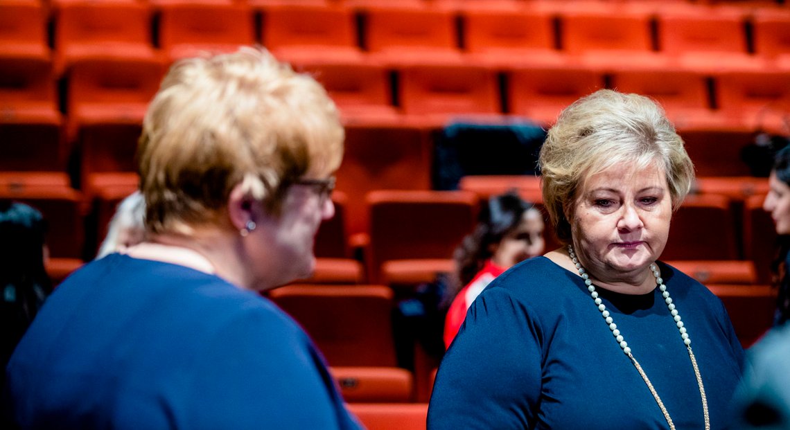 Oslo 20191211.
Statsminister Erna Solberg og kultur- og likestillingsminister Trine Skei Grande etter lanseringen av regjeringens handlingsplan mot rasisme og diskriminering på grunn av etnisitet og religion på Rommen Scene
Foto: Stian Lysberg Solum / NTB scanpix Oslo 20191211.
Statsminister Erna Solberg og kultur- og likestillingsminister Trine Skei Grande etter lanseringen av regjeringens handlingsplan mot rasisme og diskriminering på grunn av etnisitet og religion på Rommen Scene
Foto: Stian Lysberg Solum / NTB scanpix