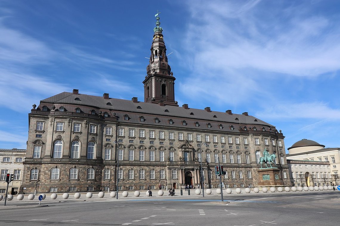 Christiansborg slott i København, hvor det danske Folketinget holder til. Foto: Matthias Schalk / Wikimedia Commons. Christiansborg slott i København, hvor det danske Folketinget holder til. Foto: Matthias Schalk / Wikimedia Commons.