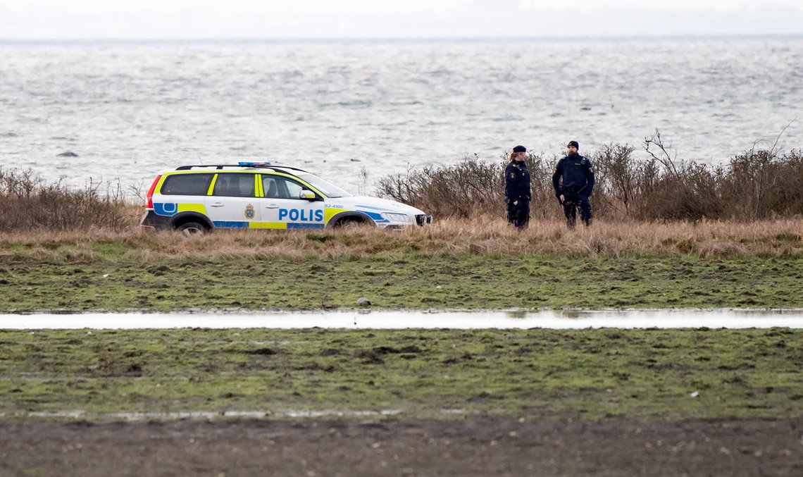 LANDSKRONA, SVERIGE 20200125.
Polis på plats vid Lundåkrabukten utanför Landskrona, där en en död person flutit iland på lördagsförmiddagen. Fyndplatsen har spärrats av.
Foto: Johan Nilsson/TT / NTB scanpix LANDSKRONA, SVERIGE 20200125.
Polis på plats vid Lundåkrabukten utanför Landskrona, där en en död person flutit iland på lördagsförmiddagen. Fyndplatsen har spärrats av.
Foto: Johan Nilsson/TT / NTB scanpix
