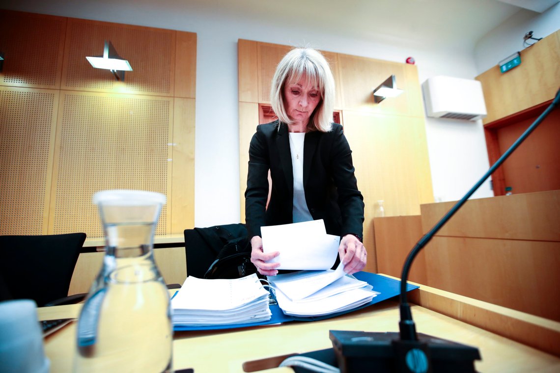 Oslo 20180411.
Aktor Hilde Hermanrud Strand. En psykiater møter i Oslo tingrett, tiltalt for oppbevaring av store mengder overgrepsbilder. 190.000 bilder og 12.000 videofiler er blant beslagene politiet har gjort i saken. Det er satt av bare én dag til saken, og mannen har gjennom sin forsvarer, advokat Caroline Lødemel, bedt om at rettsforhandlingene går bak lukkede dører. Beslutningen forelå tirsdag kveld, og tingrettsdommer Nini Ring avslo begjæringen.
Foto: Lise Åserud / NTB scanpix Oslo 20180411.
Aktor Hilde Hermanrud Strand. En psykiater møter i Oslo tingrett, tiltalt for oppbevaring av store mengder overgrepsbilder. 190.000 bilder og 12.000 videofiler er blant beslagene politiet har gjort i saken. Det er satt av bare én dag til saken, og mannen har gjennom sin forsvarer, advokat Caroline Lødemel, bedt om at rettsforhandlingene går bak lukkede dører. Beslutningen forelå tirsdag kveld, og tingrettsdommer Nini Ring avslo begjæringen.
Foto: Lise Åserud / NTB scanpix