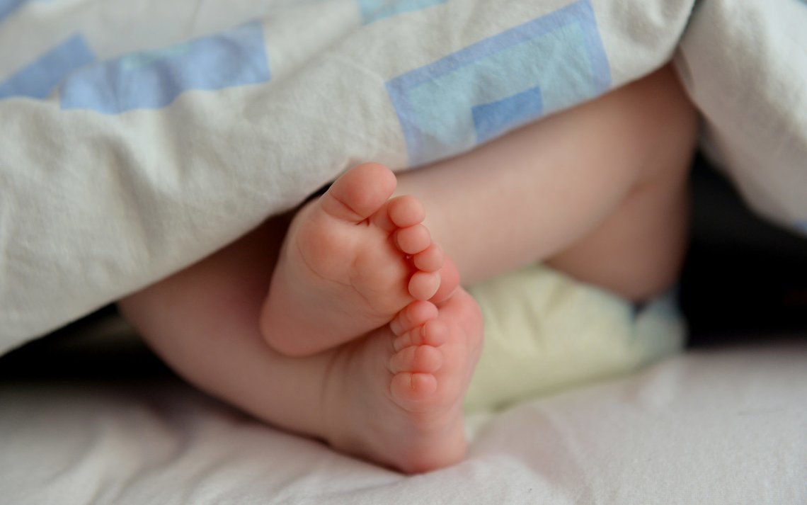 Lite spedbarn. Nakne føtter. Tær. Under dynen. Uskyldig. Uskyld. Lite barn. Dyne.
The naked feet of an infant girl
Foto: Frank May / NTB scanpix
NB! MODELLKLARERT Lite spedbarn. Nakne føtter. Tær. Under dynen. Uskyldig. Uskyld. Lite barn. Dyne.
The naked feet of an infant girl
Foto: Frank May / NTB scanpix
NB! MODELLKLARERT