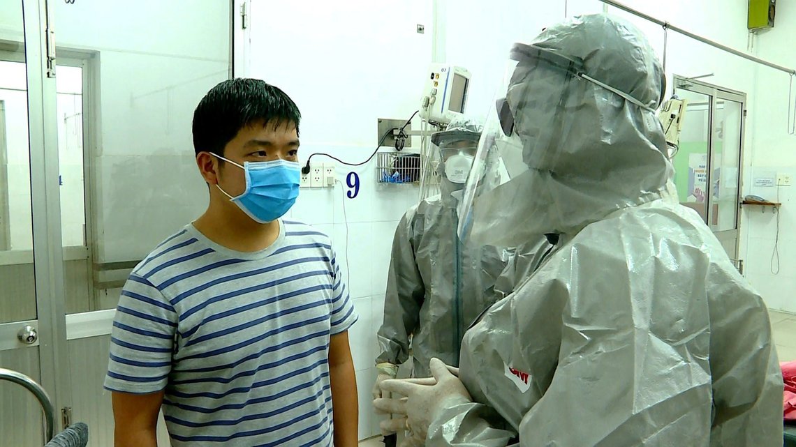 Vietnam's Vice Minister of Health Nguyen Truong Son (R) talks with a man at an isolated section of a hospital where two Chinese citizens had tested positive for coronavirus, in Ho Chi Minh city, Vietnam January 23, 2020. Picture taken January 23, 2020. Thanh Chung/VNA via REUTERS. NO RESALES NO ARCHIVES VIETNAM OUT Vietnam's Vice Minister of Health Nguyen Truong Son (R) talks with a man at an isolated section of a hospital where two Chinese citizens had tested positive for coronavirus, in Ho Chi Minh city, Vietnam January 23, 2020. Picture taken January 23, 2020. Thanh Chung/VNA via REUTERS. NO RESALES NO ARCHIVES VIETNAM OUT