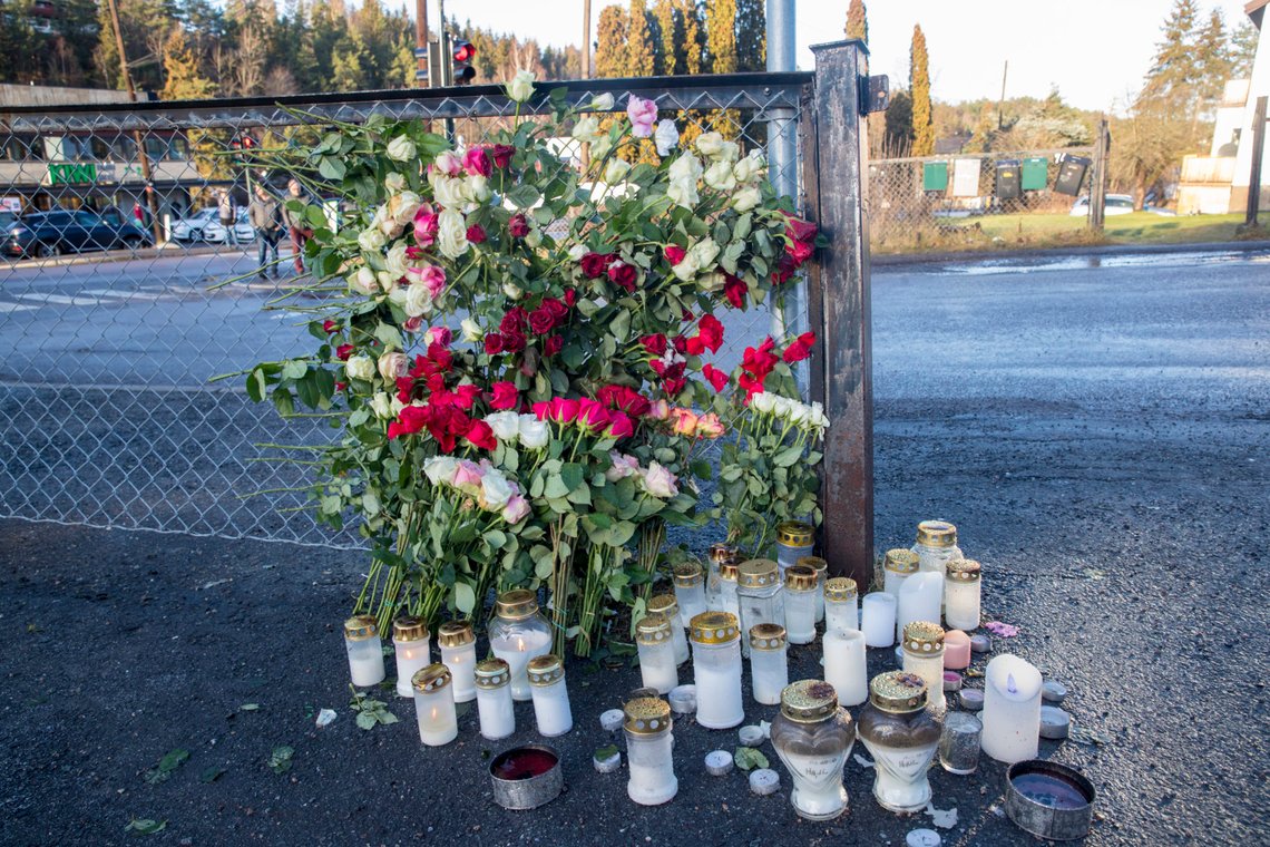 Oslo 20200115.
Den antatte gjerningsmannen i Prinsdal-drapet skal ha løpt nedover Nedre Prinsdals vei i retning Kolbotn. Utenfor gatekjøkkenet er det fortsatt blomster og lys.
Foto: Terje Pedersen / NTB scanpix Oslo 20200115.
Den antatte gjerningsmannen i Prinsdal-drapet skal ha løpt nedover Nedre Prinsdals vei i retning Kolbotn. Utenfor gatekjøkkenet er det fortsatt blomster og lys.
Foto: Terje Pedersen / NTB scanpix