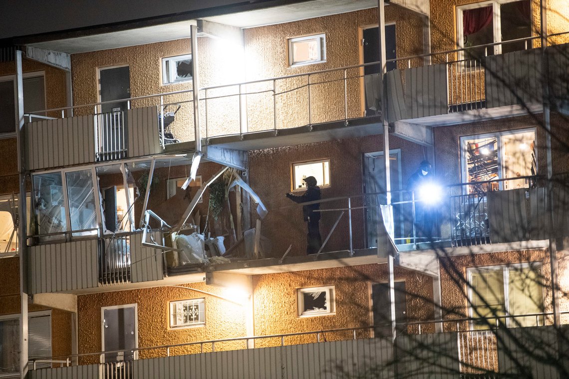 STOCKHOLM, SVERIGE 20200121.
Politiets teknikere undersøker en svalgang i en boligblokk i Husby i Stockholm. En leilighet ble rammet av en eksplosjon.
Foto: Fredrik Sandberg/TT / NTB scanpix STOCKHOLM, SVERIGE 20200121.
Politiets teknikere undersøker en svalgang i en boligblokk i Husby i Stockholm. En leilighet ble rammet av en eksplosjon.
Foto: Fredrik Sandberg/TT / NTB scanpix