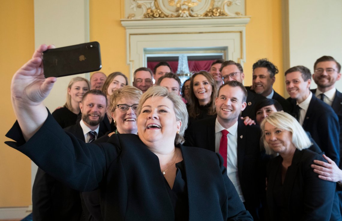 Oslo 20200124.
Statsminister Erna Solberg tar selfie i forbindelse med statsrådskifte.
Foto: Terje Pedersen / NTB scanpix Oslo 20200124.
Statsminister Erna Solberg tar selfie i forbindelse med statsrådskifte.
Foto: Terje Pedersen / NTB scanpix