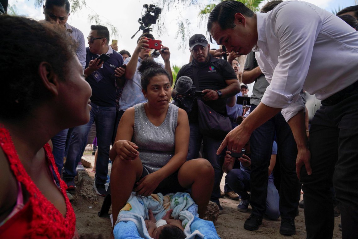 Democratic U.S. presidential candidate Former HUD Secretary Julian Castro talks to Mexican asylum seekers as he visits refugees who are attempting to seek asylum in the U.S, in Matamoros, Mexico October 7, 2019. REUTERS/Veronica G. Cardenas Democratic U.S. presidential candidate Former HUD Secretary Julian Castro talks to Mexican asylum seekers as he visits refugees who are attempting to seek asylum in the U.S, in Matamoros, Mexico October 7, 2019. REUTERS/Veronica G. Cardenas