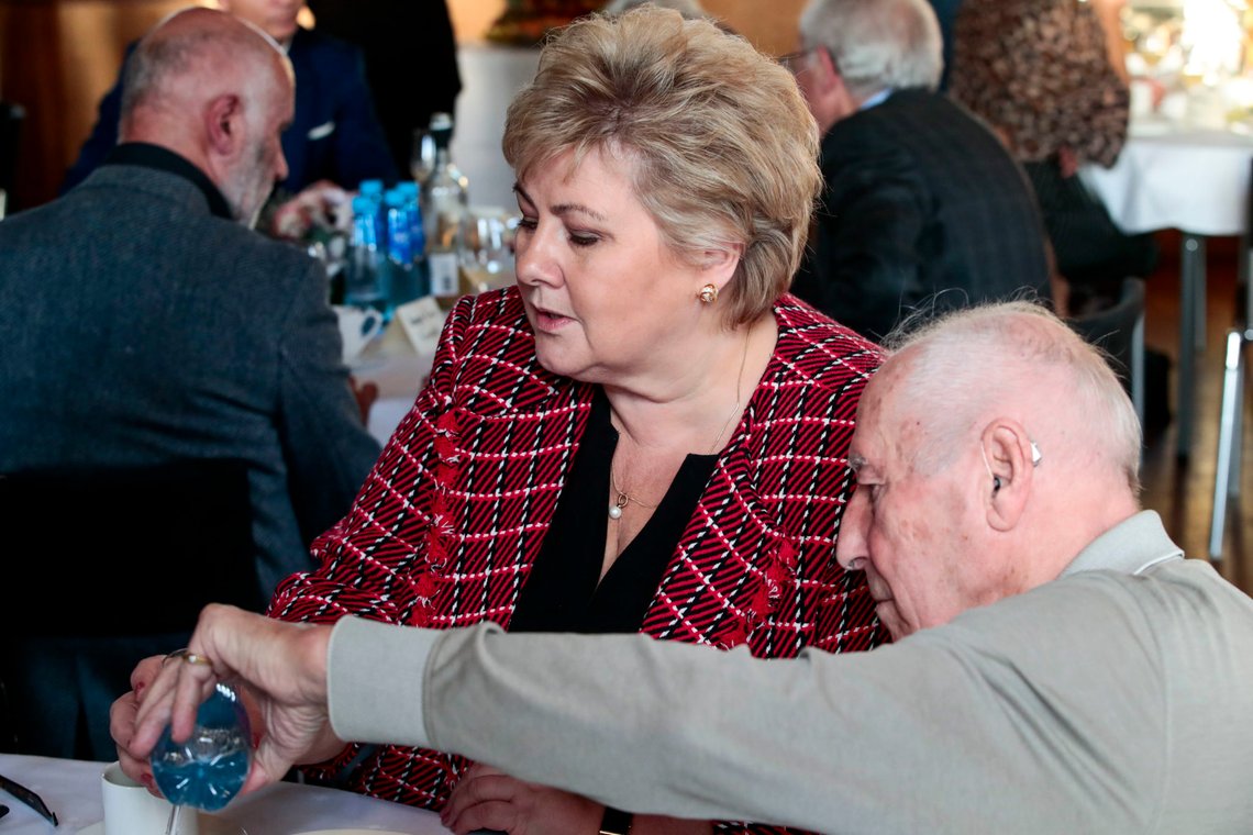 Oslo 20200124.
Statsminister Erna Solberg og Siegmund Korn på HL-senteret i Oslo. Statsministeren besøkte senteret for å møte norske romer og jøder, noen som selv ble reddet og noen som er etterkommere av mennesker som ble reddet fra katastrofen under andre verdenskrig.
Foto: Lise Åserud / NTB scanpix Oslo 20200124.
Statsminister Erna Solberg og Siegmund Korn på HL-senteret i Oslo. Statsministeren besøkte senteret for å møte norske romer og jøder, noen som selv ble reddet og noen som er etterkommere av mennesker som ble reddet fra katastrofen under andre verdenskrig.
Foto: Lise Åserud / NTB scanpix