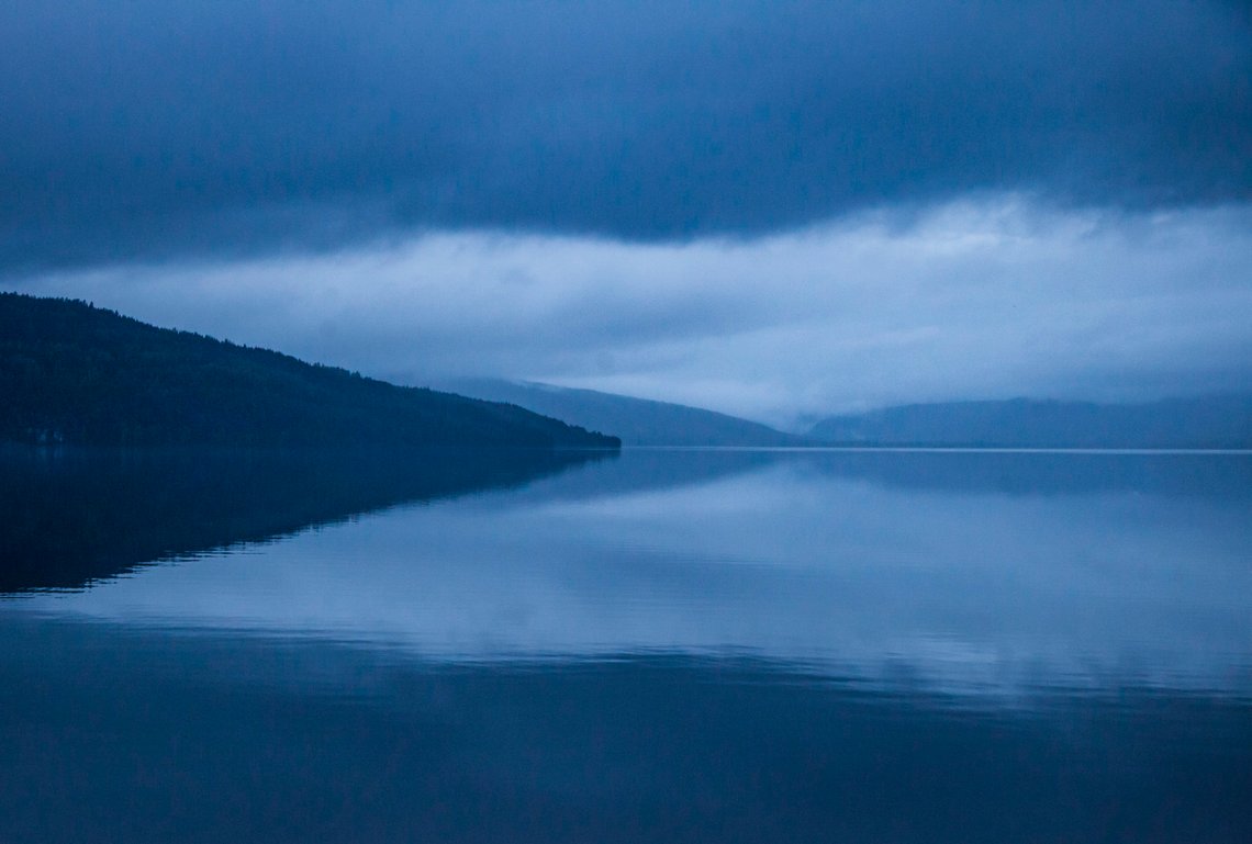 Året er nytt. Skog, fjell og vatn like vakkert som før, som her ved Randsfjorden. Likevel er landet eit anna. Er vi komne til vår skumringstime? Foto: @ Roy Vestfjord Året er nytt. Skog, fjell og vatn like vakkert som før, som her ved Randsfjorden. Likevel er landet eit anna. Er vi komne til vår skumringstime? Foto: @ Roy Vestfjord