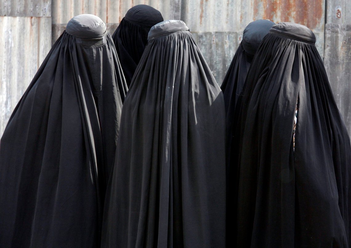 Burqa-clad women arrive to see off their relatives who are leaving Ahmedabad for Mecca in Saudi Arabia to attend the annual religious Haj pilgrimage October 26, 2010. The first batch of 450 Haj pilgrims on Tuesday set off for the annual pilgrimage to Mecca, the holiest site for Muslims. A total of 7500 pilgrims from Gujarat state are expected to perform this year's pilgrimage, authorities said. REUTERS/Amit Dave (INDIA - Tags: RELIGION) Burqa-clad women arrive to see off their relatives who are leaving Ahmedabad for Mecca in Saudi Arabia to attend the annual religious Haj pilgrimage October 26, 2010. The first batch of 450 Haj pilgrims on Tuesday set off for the annual pilgrimage to Mecca, the holiest site for Muslims. A total of 7500 pilgrims from Gujarat state are expected to perform this year's pilgrimage, authorities said. REUTERS/Amit Dave (INDIA - Tags: RELIGION)