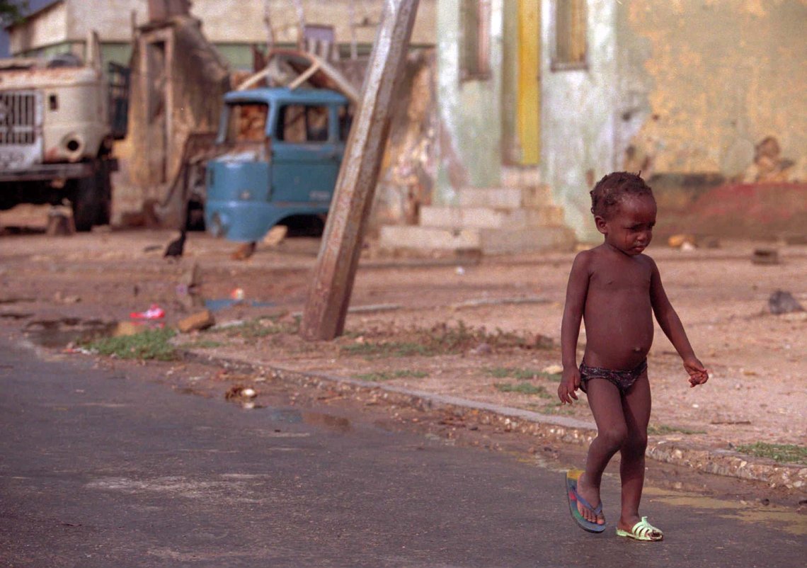 LUANDA. ANGOLA ER ET LAND I RUINER. KRIGEN RASER VIDERE, OG FÅ TROR PÅ EN FREDELIG LØSNING MED DET FØRSTE. FN MÅ TÅLE HARD KRITIKK FOR SIN ROLLE I LANDET, OG ANKLAGES AV MANGE FOR Å BÆRE SKYLDEN FOR AT BORGERKRIGEN BLUSSET OPP IGJEN. ( FARGE )
ANGOLA. BORGERKRIGER. FN. LUANDA. ANGOLA ER ET LAND I RUINER. KRIGEN RASER VIDERE, OG FÅ TROR PÅ EN FREDELIG LØSNING MED DET FØRSTE. FN MÅ TÅLE HARD KRITIKK FOR SIN ROLLE I LANDET, OG ANKLAGES AV MANGE FOR Å BÆRE SKYLDEN FOR AT BORGERKRIGEN BLUSSET OPP IGJEN. ( FARGE )
ANGOLA. BORGERKRIGER. FN.