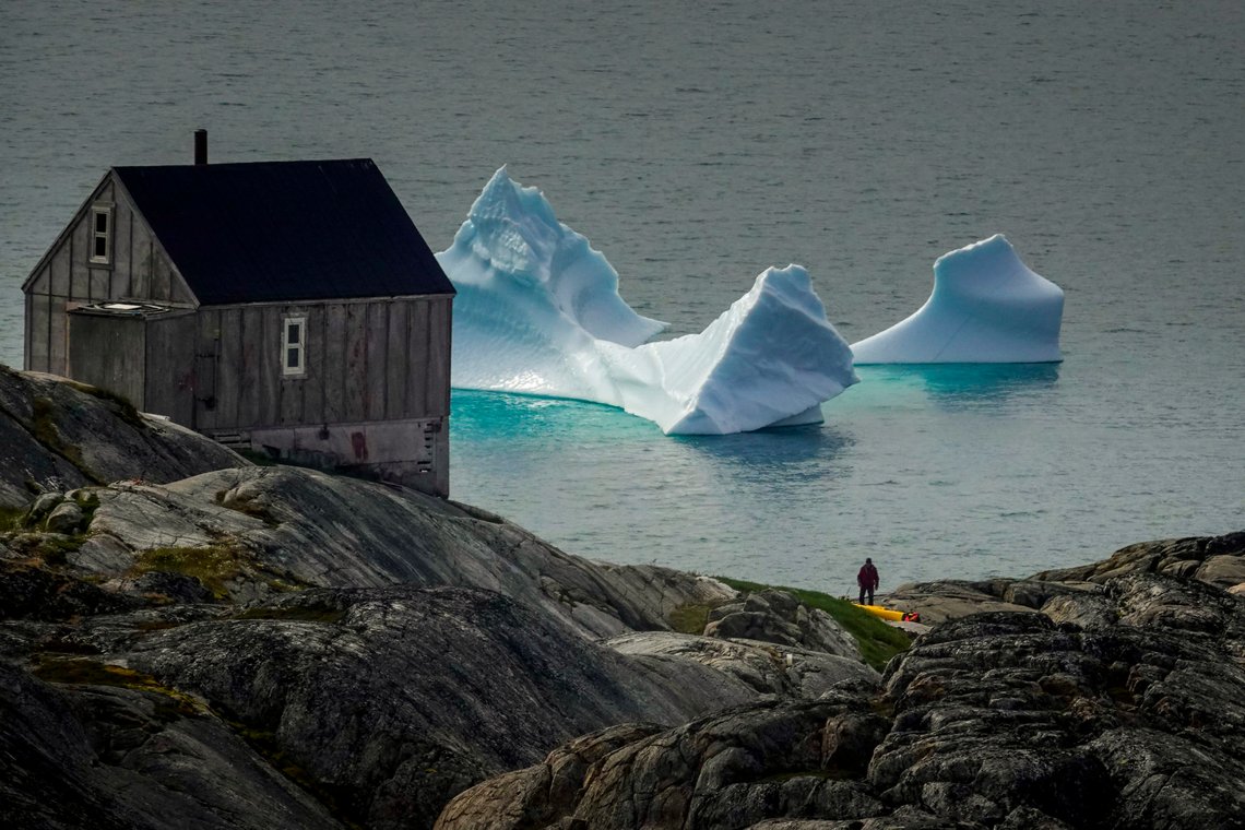 Ammassalik, Grønland
Drivende isfjell i Sermilikfjorden på Øst-Grønland. Ny og dyster forskning viser nemlig at selv om vi begrenser CO₂-utslippene og oppfyller målsettingene i Parisavtalen, så vil isen som dekker det meste av Grønland smelte i rekordfart. Flere og flere isfjell løsner fra de massive breene fra innlandsisen. Sakte smelter de drivende i fjordene og langs kysten. Hvert år reduseres is mengden på Grønland med ufattelige 250 milliarder tonn is, ifølge klimaforskere. Det forsvinner mer is i løpet av sommeren enn det som kommer tilbake om vinteren. kajakker padler blant smeltende isfjell i Sermilikfjorden på Øst-Grønland.
Foto: Heiko Junge / NTB scanpix Ammassalik, Grønland
Drivende isfjell i Sermilikfjorden på Øst-Grønland. Ny og dyster forskning viser nemlig at selv om vi begrenser CO₂-utslippene og oppfyller målsettingene i Parisavtalen, så vil isen som dekker det meste av Grønland smelte i rekordfart. Flere og flere isfjell løsner fra de massive breene fra innlandsisen. Sakte smelter de drivende i fjordene og langs kysten. Hvert år reduseres is mengden på Grønland med ufattelige 250 milliarder tonn is, ifølge klimaforskere. Det forsvinner mer is i løpet av sommeren enn det som kommer tilbake om vinteren. kajakker padler blant smeltende isfjell i Sermilikfjorden på Øst-Grønland.
Foto: Heiko Junge / NTB scanpix