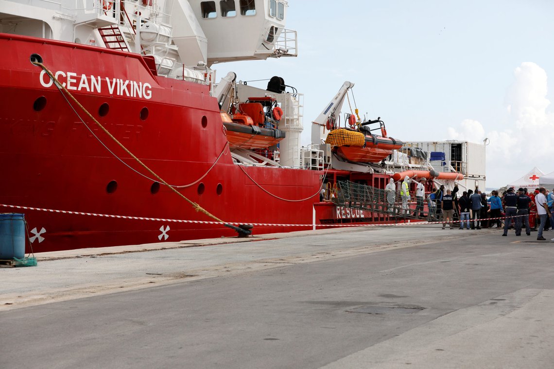 Migrants disembark at the port of Pozzallo after spending nearly two weeks on board the Medecins Sans Frontieres (MSF)-operated Ocean Viking, on the island of Sicily, Italy, October 30, 2019. REUTERS/Antonio Parrinello Migrants disembark at the port of Pozzallo after spending nearly two weeks on board the Medecins Sans Frontieres (MSF)-operated Ocean Viking, on the island of Sicily, Italy, October 30, 2019. REUTERS/Antonio Parrinello