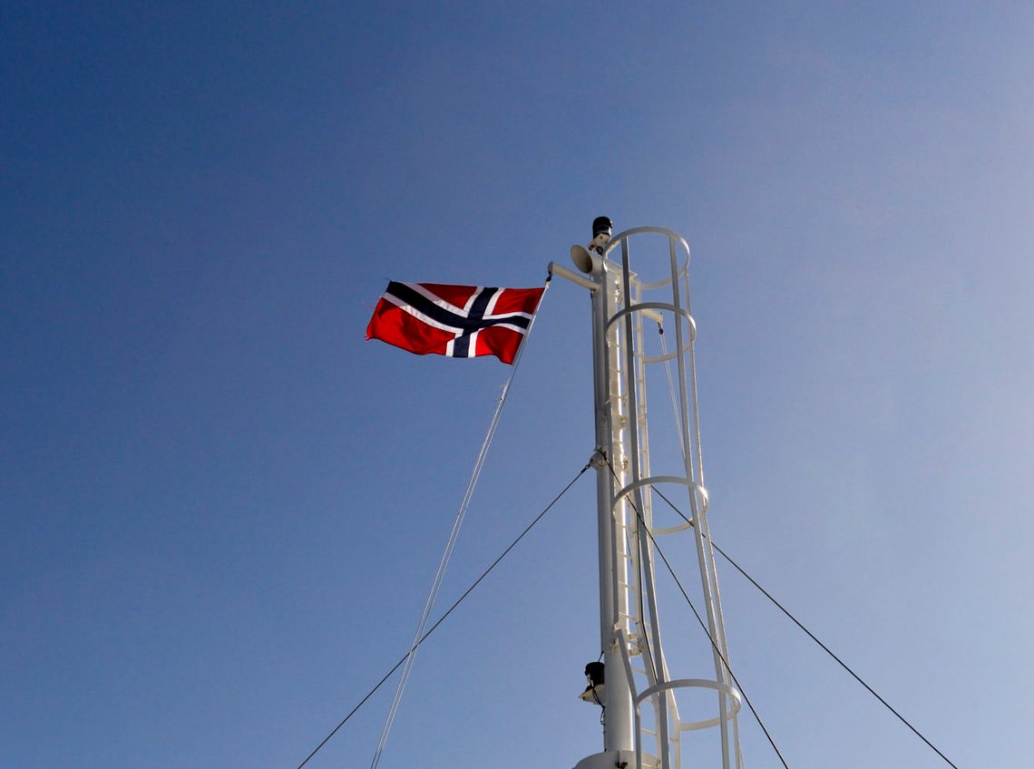 Norsk flagg vaier i mastetoppen på bilferja "Stavangerfjord" ved anløp i Mortavika. Ferjen er drevet av naturgass, og trafikkerer sambandet Arsvågen-Mortavika på E39 over Boknafjorden. Mortavika, Rennesøy, Rogaland. Foto: © Steinar Haugberg / Samfoto Norsk flagg vaier i mastetoppen på bilferja "Stavangerfjord" ved anløp i Mortavika. Ferjen er drevet av naturgass, og trafikkerer sambandet Arsvågen-Mortavika på E39 over Boknafjorden. Mortavika, Rennesøy, Rogaland. Foto: © Steinar Haugberg / Samfoto