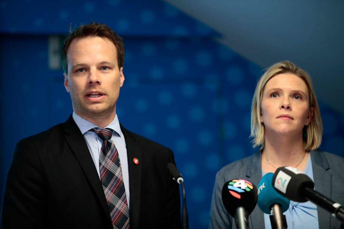 20190502.
Sylvi Listhaug og Jon Helgheim, henholdsvis leder og nestleder i Frps innvandring- og integreringsutvalg, presenterer utvalgets første delrapport.
Foto: Lise Åserud / NTB scanpix 20190502.
Sylvi Listhaug og Jon Helgheim, henholdsvis leder og nestleder i Frps innvandring- og integreringsutvalg, presenterer utvalgets første delrapport.
Foto: Lise Åserud / NTB scanpix