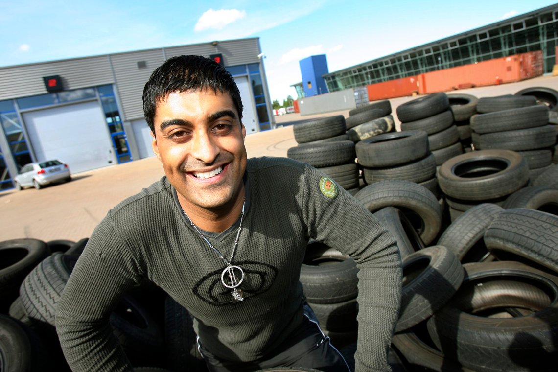 SKEDSMOKORSET 20070619: Tommy Sharif. Sharif's Dekksenter AS . Smilende Sharif med en haug med bildekk i bakgrunnen.
Foto: Lise Åserud / SCANPIX SKEDSMOKORSET 20070619: Tommy Sharif. Sharif's Dekksenter AS . Smilende Sharif med en haug med bildekk i bakgrunnen.
Foto: Lise Åserud / SCANPIX