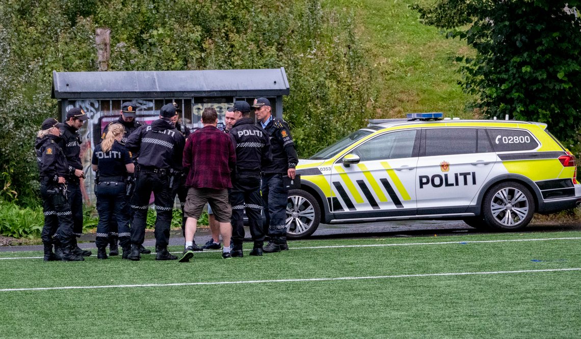 Oslo 20190716.
Knivstikking ved Holmlia Skole
Politiet på fotballbanen ved Holmlia Skole etter knivstikkingen mandag ettermiddag
Foto: Geir Olsen / NTB scanpix Oslo 20190716.
Knivstikking ved Holmlia Skole
Politiet på fotballbanen ved Holmlia Skole etter knivstikkingen mandag ettermiddag
Foto: Geir Olsen / NTB scanpix
