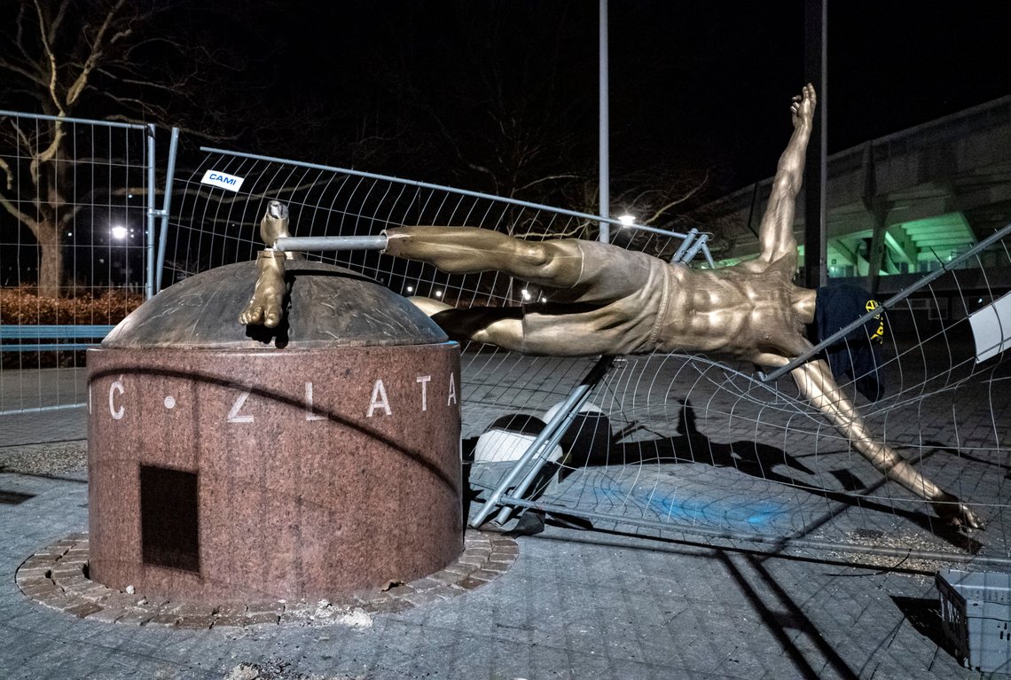MALMÖ 2020-01-05
Zlatanstatyn nersågad. Statyn av Zlatan Ibrahimovic på Stadiontorget i Malmö sågades natten till söndagen ner. Statyns båda ben är kapade och statyn ligger numera ner på sidan.
Foto: Johan Nilsson / TT / Kod 50090 MALMÖ 2020-01-05
Zlatanstatyn nersågad. Statyn av Zlatan Ibrahimovic på Stadiontorget i Malmö sågades natten till söndagen ner. Statyns båda ben är kapade och statyn ligger numera ner på sidan.
Foto: Johan Nilsson / TT / Kod 50090