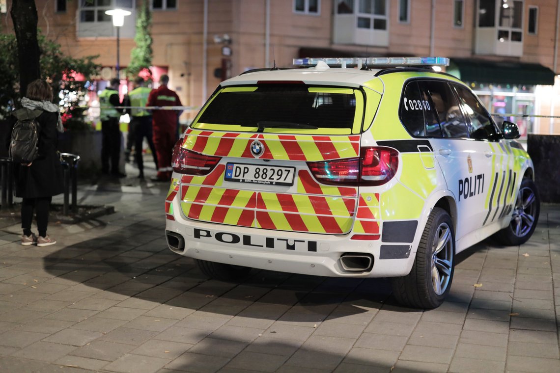 Oslo 20190916.
En mann i slutten av 20-årene er sendt til sykehus etter å ha blitt stukket med en knivlignende gjenstand på Grønland i Oslo. Politiet jakter en gjerningsmann etter hendelsen som skjedde utenfor kiosken Deli de Luca på Grønland Torg
Foto: Ørn E. Borgen / NTB scanpix Oslo 20190916.
En mann i slutten av 20-årene er sendt til sykehus etter å ha blitt stukket med en knivlignende gjenstand på Grønland i Oslo. Politiet jakter en gjerningsmann etter hendelsen som skjedde utenfor kiosken Deli de Luca på Grønland Torg
Foto: Ørn E. Borgen / NTB scanpix