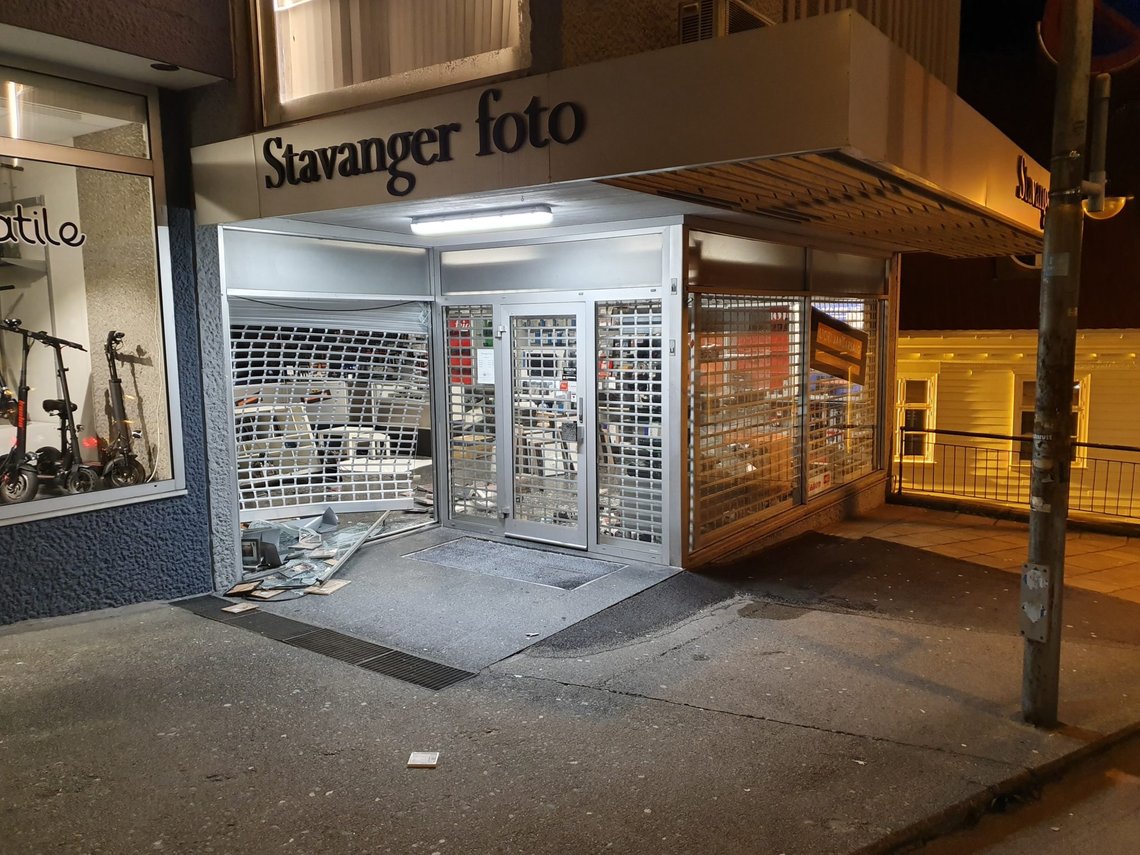 Stavanger
Politiet i Stavanger søker etter to maskerte menn som er sett løpe fra stedet etter at en bil rygget inn i en fotobutikk i Lars Hertervigs gate i sentrum.
Foto: Politiet / NTB scanpix Stavanger
Politiet i Stavanger søker etter to maskerte menn som er sett løpe fra stedet etter at en bil rygget inn i en fotobutikk i Lars Hertervigs gate i sentrum.
Foto: Politiet / NTB scanpix