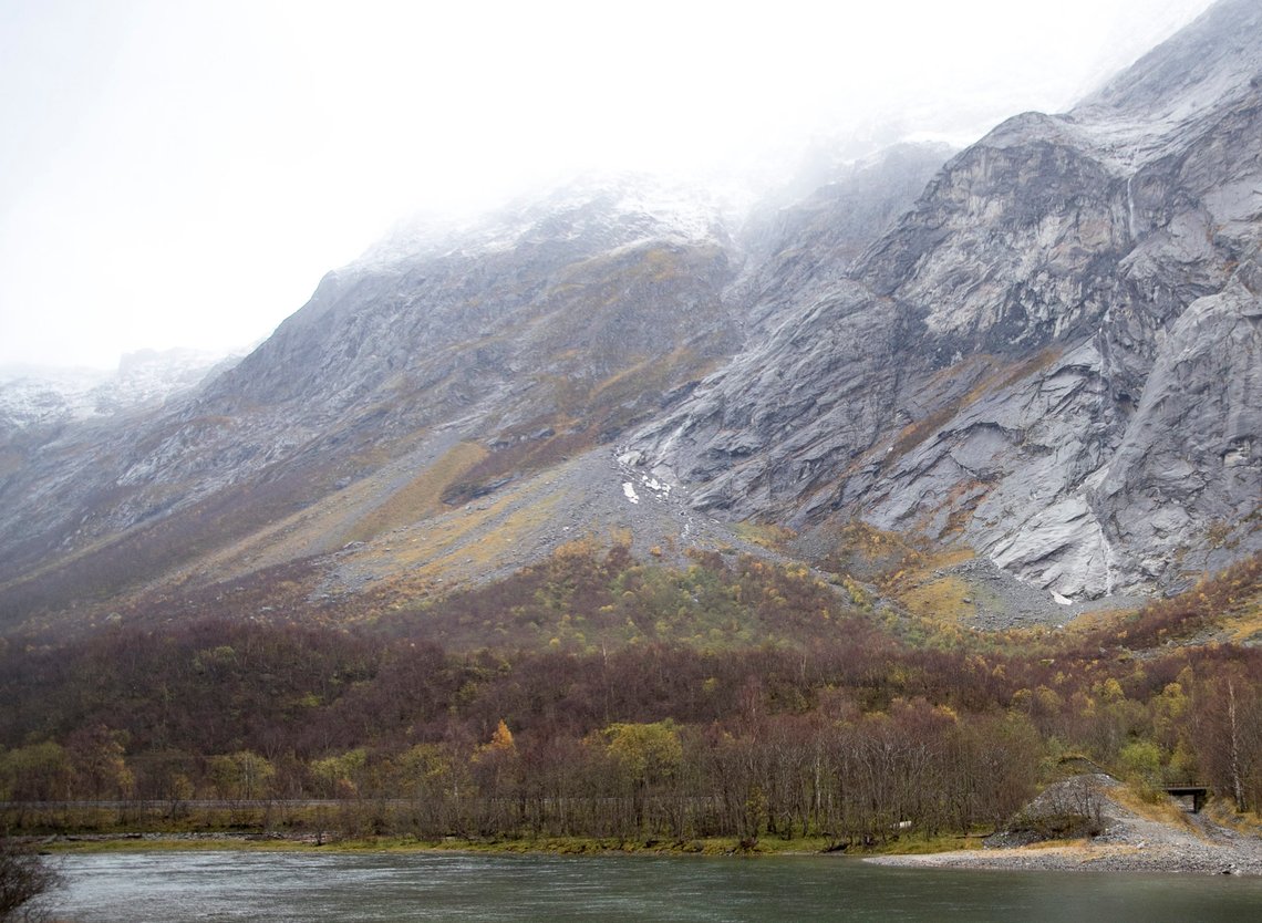 Åndalsnes 20171017.
Farenivået holdes fremdeles på rødt tirsdag formiddag på Verslemannen. Natt til tirsdag ble det satt på vanning på toppen av fjellet.
Foto: Torstein Bøe / NTB scanpix Åndalsnes 20171017.
Farenivået holdes fremdeles på rødt tirsdag formiddag på Verslemannen. Natt til tirsdag ble det satt på vanning på toppen av fjellet.
Foto: Torstein Bøe / NTB scanpix